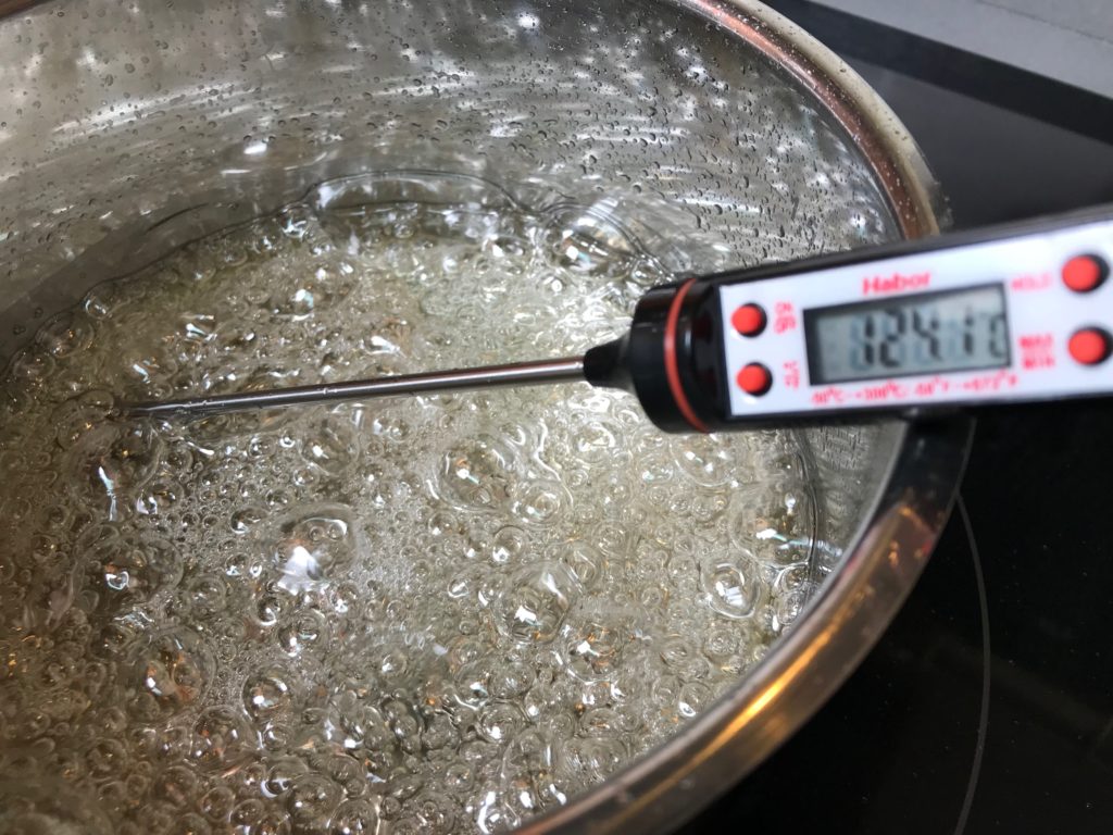 termómetro de cocina y caramelo
