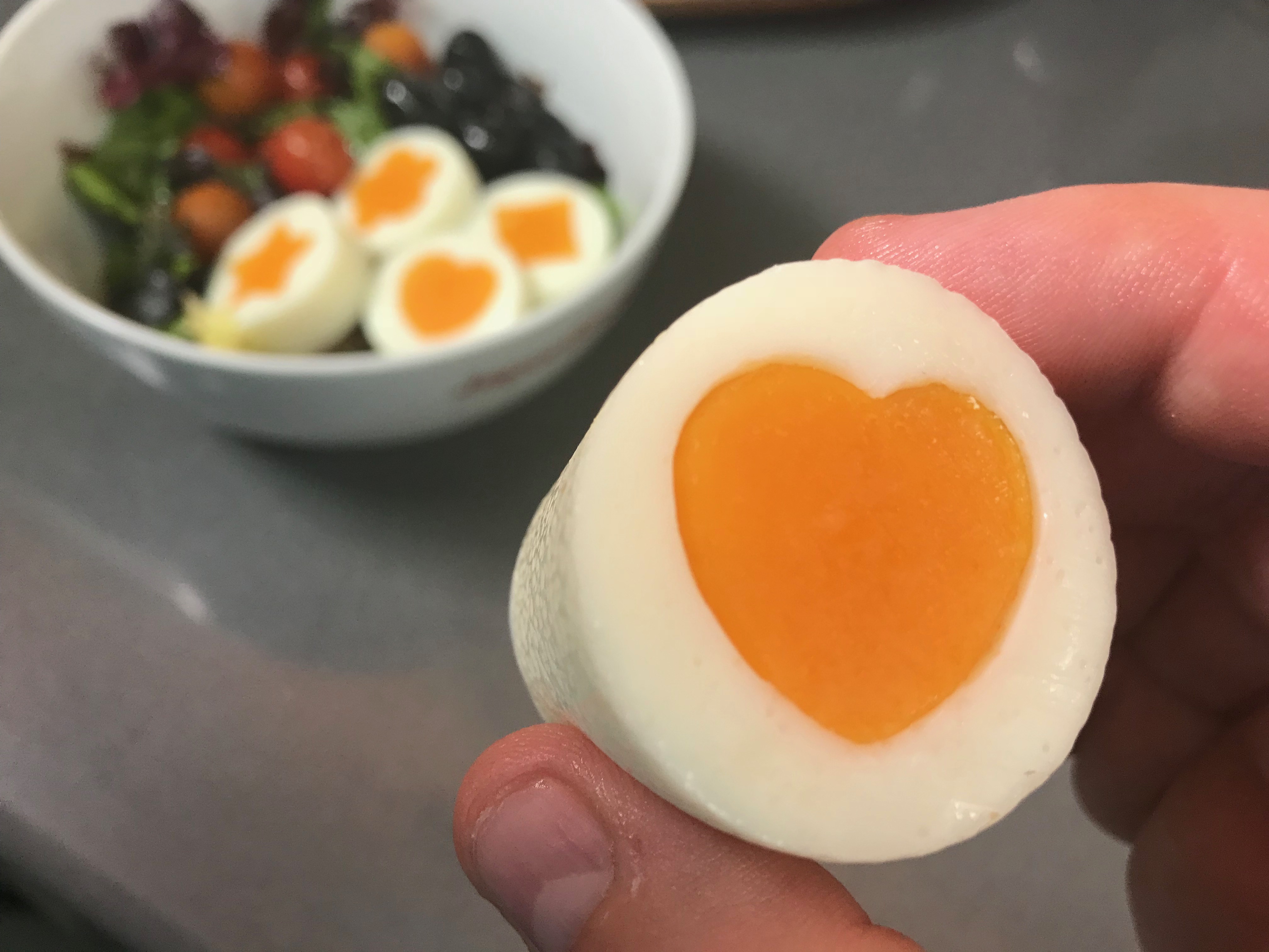 Huevo kawaii con forma de corazón
