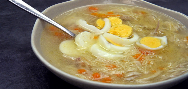 sopa fideos pollo resfriado gripe frio invierno receta huevo madre abuela remedio casero facil caricris zanahoria