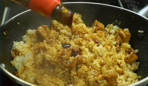 Añadir la salsa al arroz