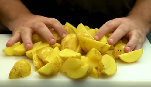 Cortar las patatas en gajos