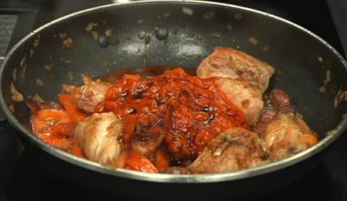 agregar tomate frito y salsa de soja al pollo