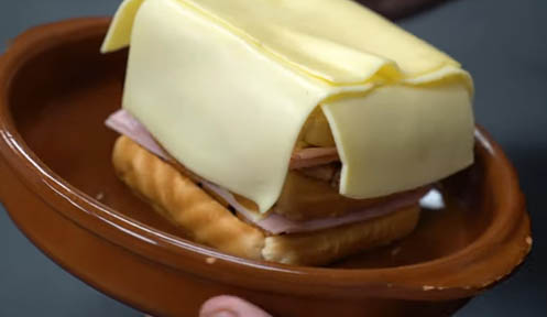 francesinha cubierta de queso