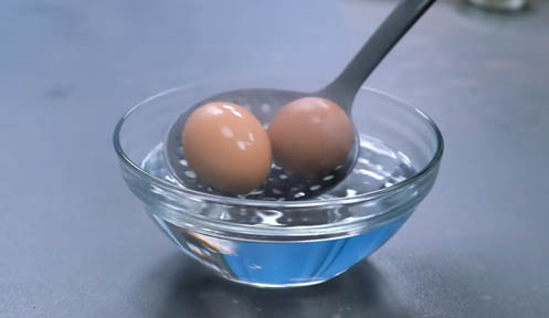 enfriar los huevos en agua helada