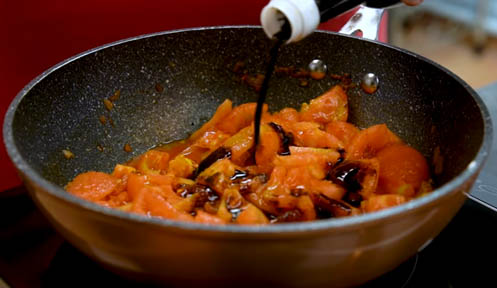 Agregar el tomate y el resto de ingredientes
