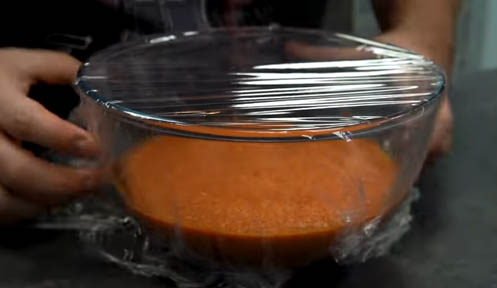 tapar la salsa sriracha