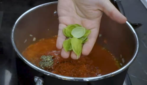 Agregar albahaca fresca a la salsa de tomate