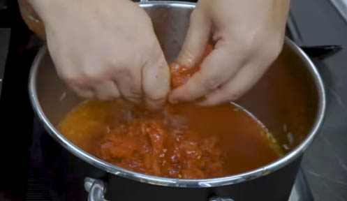 Desmenuzar los tomates con las manos
