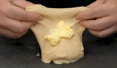 mezclar la masa de pan con la mantequilla