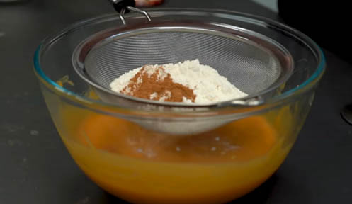 Tamizar los sólidos para la masa del pastel de boniato